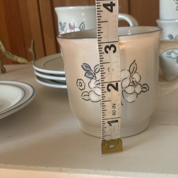 Vintage Chantilly Fleur de Lune Cups & Saucers, Service for 4 - Picture 9 of 13